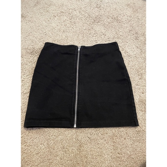 ✨H&M Black Mini Skirt Size 2 NWOT - Picture 2 of 3